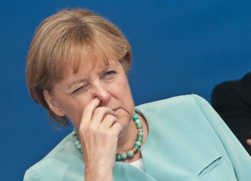 Grecia, per gli aiuti Ue 
Papandreou va a Berlino 
Merkel: non c'è crisi euro