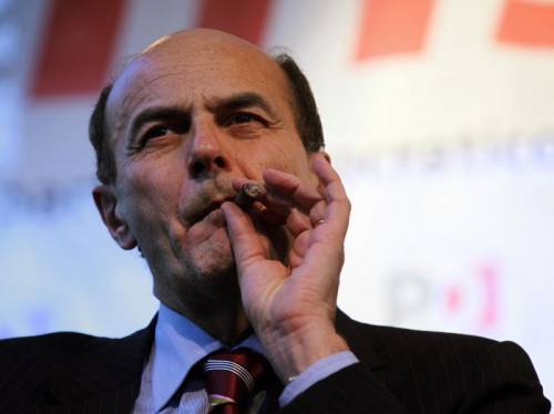L'ossessione di Bersani: il Cav si deve dimettere 
Ormai lo chiede una volta ogni due giorni...