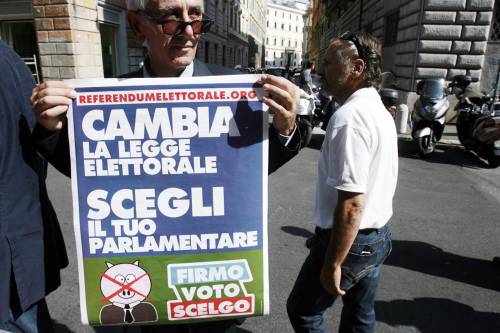 Referendum elettorale, Maroni: "Giusto farlo"
 
E Parisi polemizza con Bersani: "Ha firmato?"