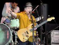 Paul Simon prende toga e tocco  
ed entra nell'American Academy of Arts e Sciences