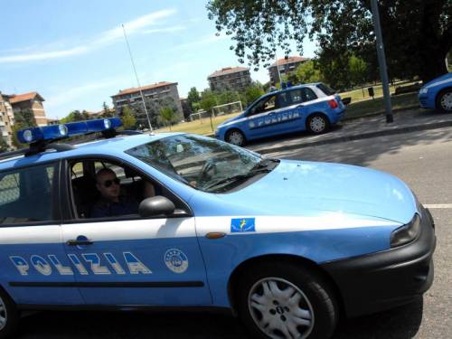 Milano, scippano la collana a una pensionata 
La Polizia li ferma e recupera il maltolto 