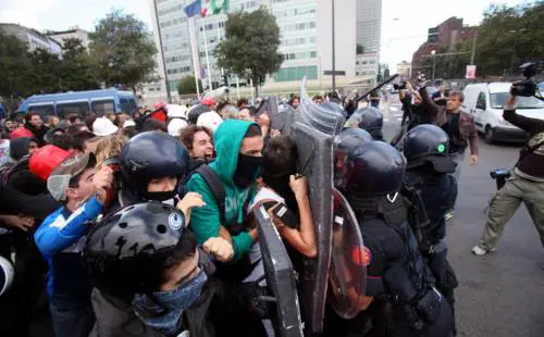 In piazza i ragazzini, universitari in aula