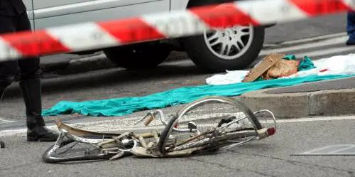 Cade per un colpo di vento: ciclista stritolato da un camion