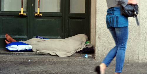 Negozianti della stazione ostaggi di violenti e balordi. "Una latrina a cielo aperto"