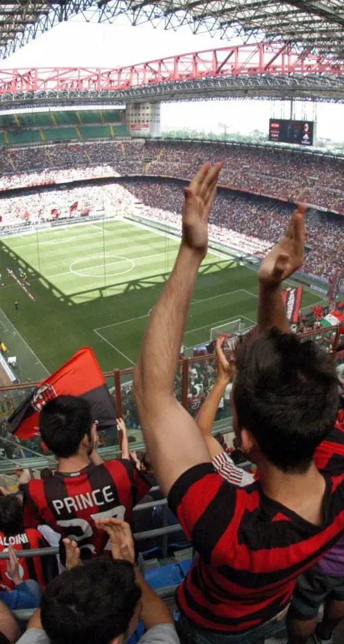 San Siro come Barcellona: «Niente fumo sugli spalti» È già polemica fra i tifosi
