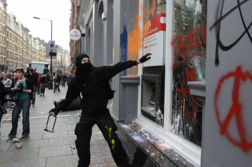 Roma, tensione per i cortei di oggi e domani: fermati 5 black bloc