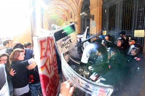 Gli indignados arrivano in Italia  
Tafferugli a Bologna, scontri a Roma