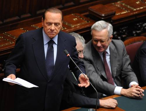 Berlusconi respinge l'assalto: 
"Senza di me Italia agli sfascisti"