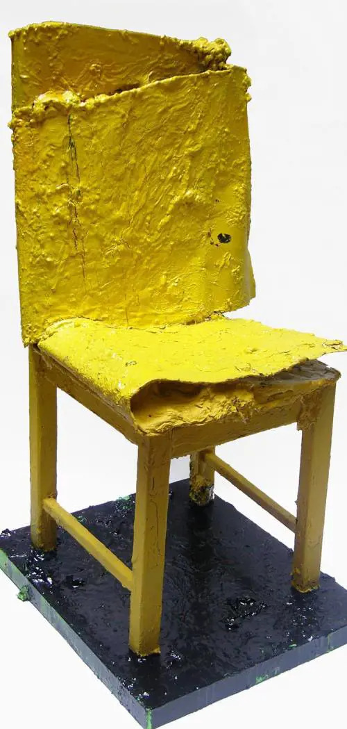 Da mobili a sculture: le sedie dellIkea trasformate dagli artisti