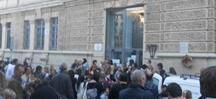 Il bidello non arriva e i bimbi restano fuori da scuola