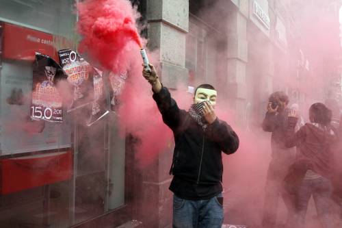 Indignados furiosi davanti la Camera 
A Milano spazzatura contro le banche