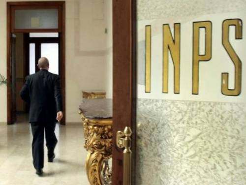 Arresta sedicente cieca 
Tagliava capelli ai clienti 
ma si fingeva invalida