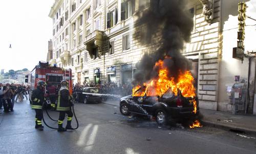 Volti coperti e tute nere  
I black bloc in azione 
terrorizzano la Capitale