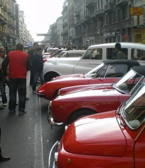 Auto e moto depoca in Buenos Aires Cibo e scienza al museo