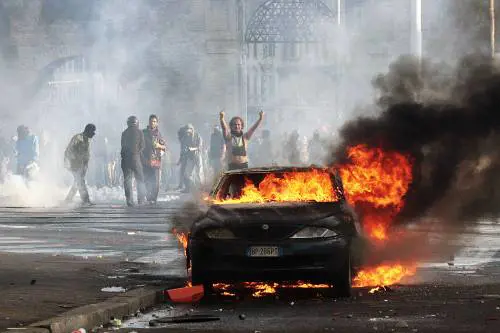 Berlusconi vuole il pugno di ferro: 
"Punire senza remore i violenti"