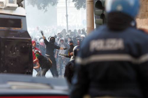 La sindrome da G8 
L’ordine agli agenti: 
non dovete reagire