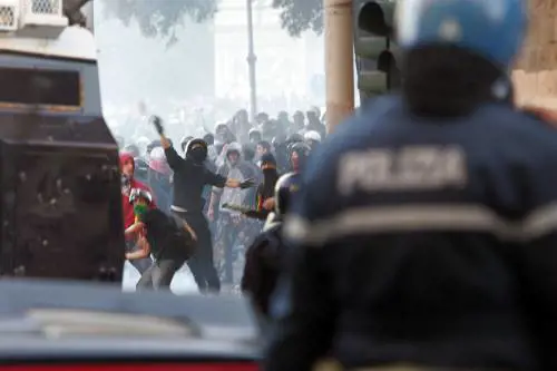 La sindrome da G8 
L’ordine agli agenti: 
non dovete reagire
