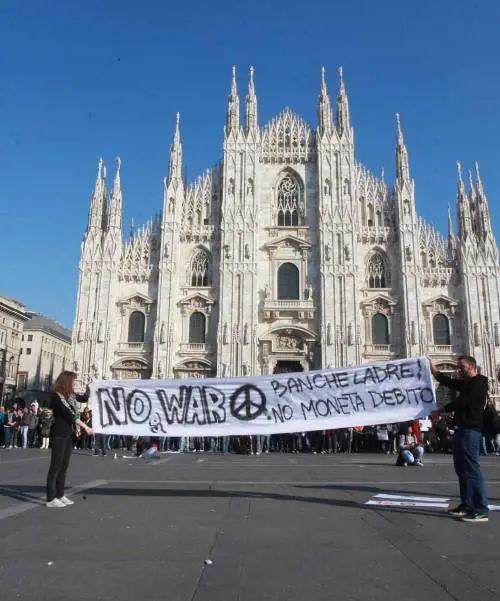 Tende, musica e sacchi a pelo: gli indignati in Duomo