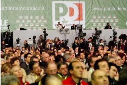 Pienone nella foto, ma al Pd c’è il deserto