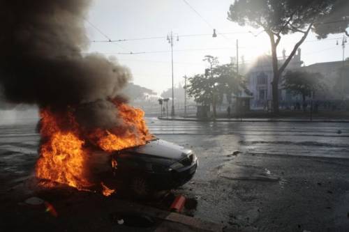 Chiudete i centri sociali 
Culle dei black bloc 
difese dai magistrati