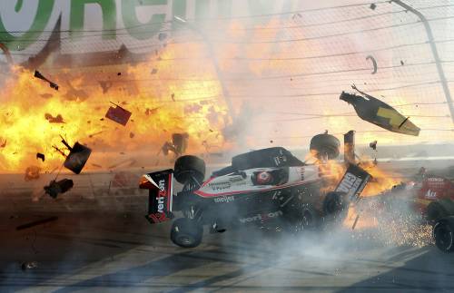 Las Vegas, gara di Indycar finisce in tragedia 
Il pilota Dan Wheldon muore dopo un incidente