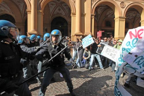 Presi a legnate e in giro 
Ecco come l'Italia 
tratta i suoi poliziotti
