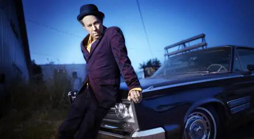 Coerenza o carenza (di idee)? Tom Waits torna nel passato