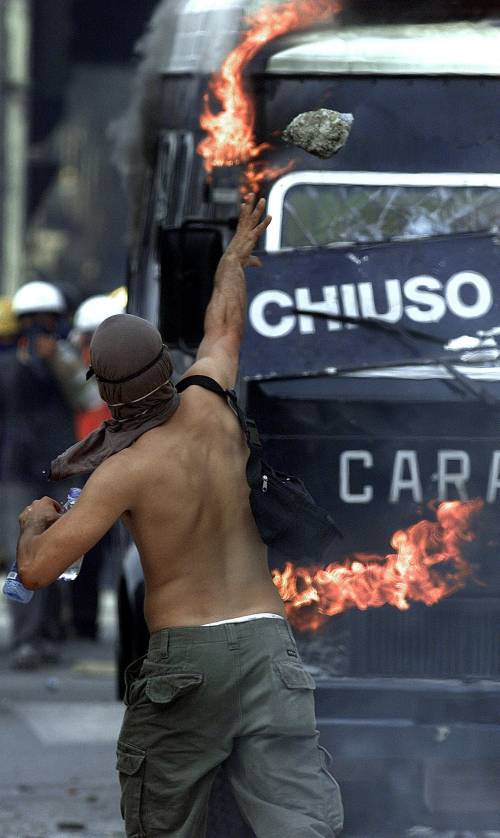Dalle fiamme del G8 alla «fiamma» del Fli