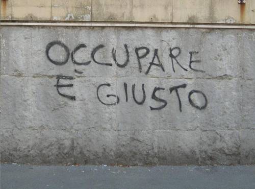 Ora Pisapia taglia gli sconti sui biglietti del tram 
E ai compagni dei centri sociali regala 1,5 milioni