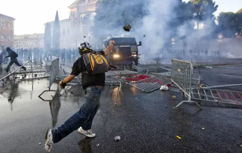 Il falso mito della piazza 
e la sinistra trendy