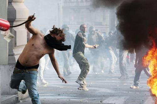 Roma, nove black bloc restano in carcere 
Chiesta la convalida dell'arresto per Er pelliccia