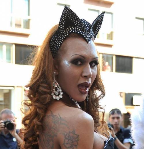 La mostra dei trans finanziata coi nostri soldi 
Ecco i costi del politicamente corretto a Milano