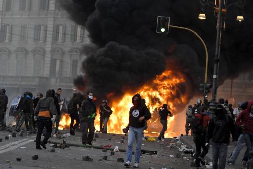Italia dell'odio: black bloc, No Tav e indignados 
In dieci anni fatti almeno 300 milioni di danni