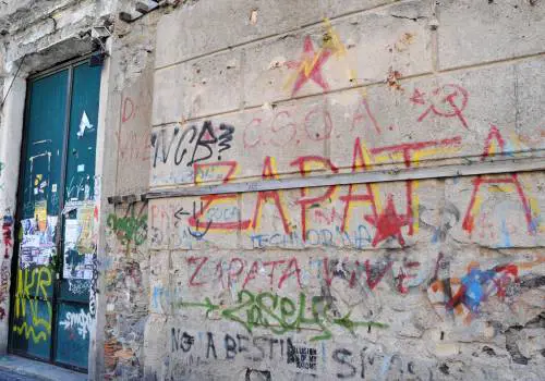 Arrivano i cattivi, la polizia allontana i buoni