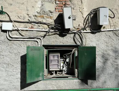 No global, abusivi pure per la luce