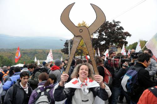 Corteo dei No Tav in Val di Susa:  
violata la zona rossa e tagliate le reti