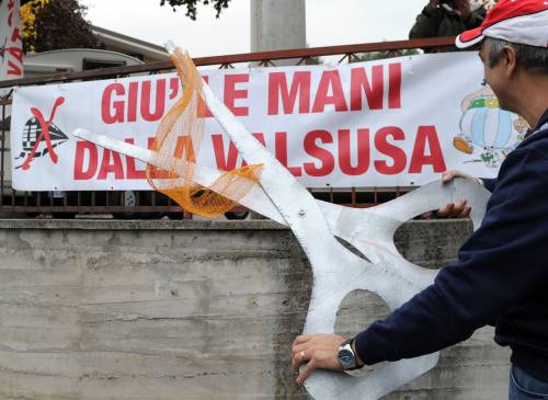 No Tav, in Val di Susa stavolta niente scontri 
Violata la zona rossa, e tagliate solo alcune reti