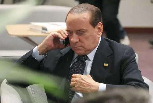 Berlusconi gela Sarkò: «Risate fuori luogo»