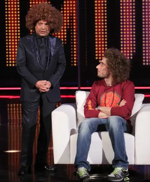 Quel clone di Valentino con la faccia da cabaret nascosta in un cespuglio