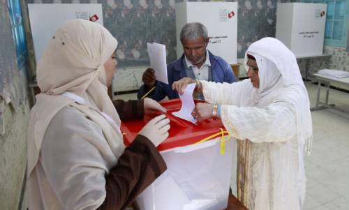 Tunisia, alle urne il 90% degli elettori registrati In vantaggio gli islamici moderati di an-Nahda