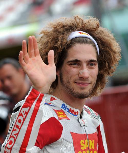 La salma di Simoncelli arriverà a Roma domani  Su Facebook c'è chi accusa Rossi: "Assassino"