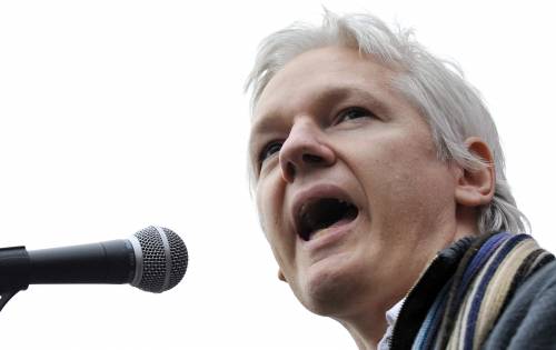 Wikileaks, adesso Assange piange miseria: "Sospese le pubblicazioni, mancano i fondi"