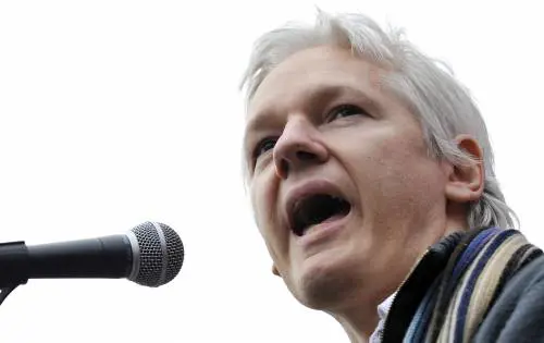 Wikileaks, adesso Assange piange miseria: "Sospese le pubblicazioni, mancano i fondi"