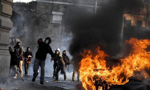 Black bloc, dopo il manuale ecco l'applicazione Così puoi avvisare gli amici se vieni arrestato