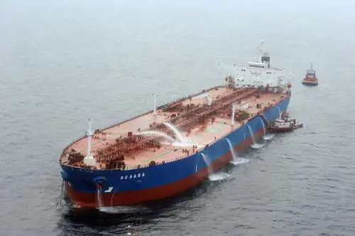 Se una petroliera s’incendia davanti a Multedo