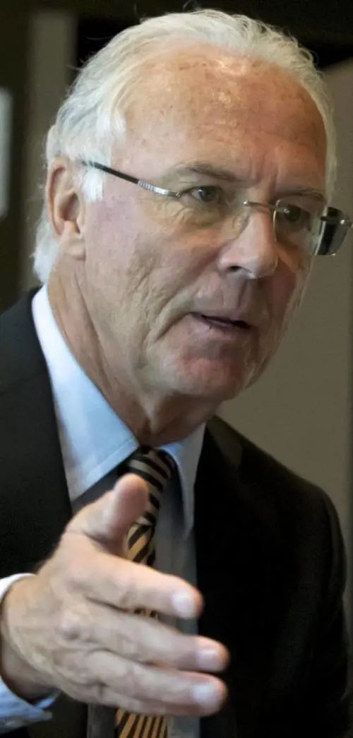 Beckenbauer, Pelè e Charlton: «La Fifa vieti liPad in panchina»