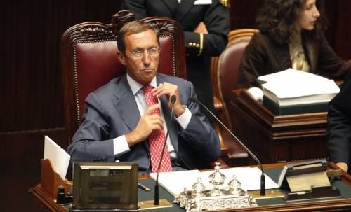 Ora il Senatùr sbotta: "Fini, vai a quel paese" E' rissa a Montecitorio