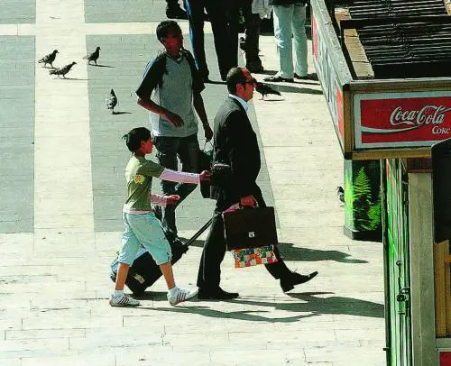 «Mi servono due bambine per domani»