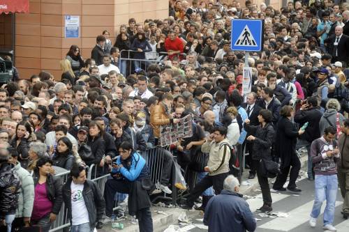 Super sconti al negozio Ottomila persone in fila e una vetrina sfondata