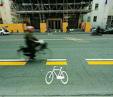 A pedali in contromano, via libera al test E in arrivo bicistazioni a Cadorna e Garibaldi